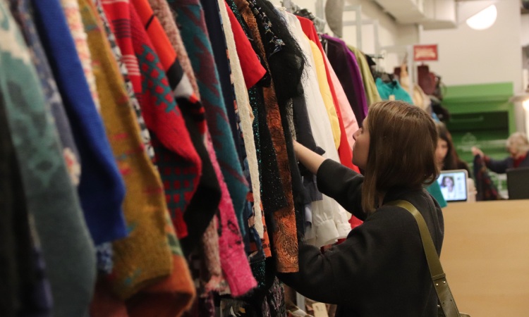 Dona mirant roba en botiga