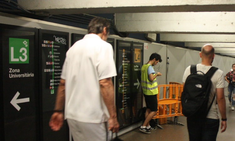 Un despreniment obliga a aturar la circulació al tram central de la línia 3 del metro de Barcelona