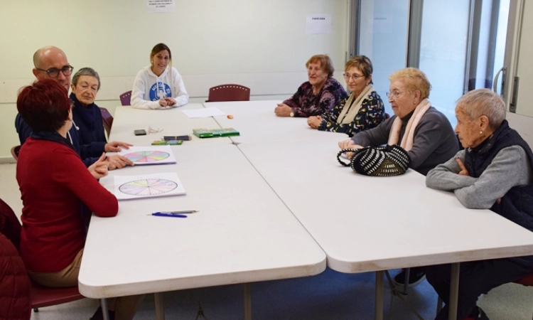 Cuidar les dones que cuiden: un taller de Montornès apropa gent gran i dones migrades