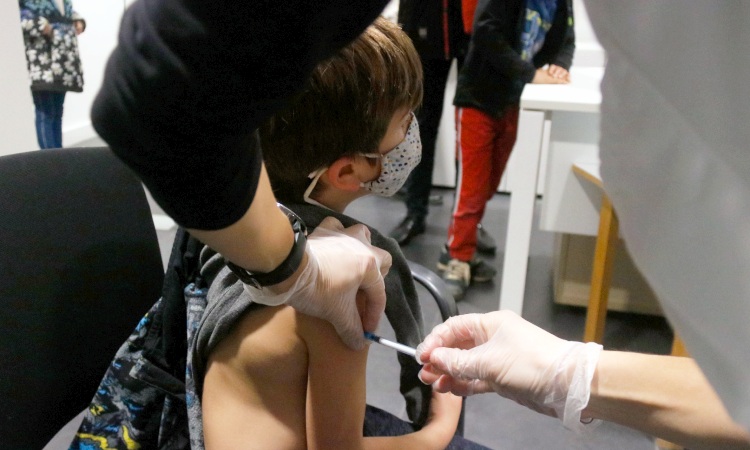 Vacunar els fills: més convenciment que desconfiança