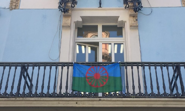 Bandera gitana en un balcó