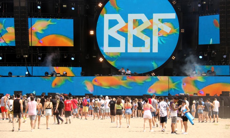 El serial del Beach Festival de Sant Adrià acaba amb retrets creuats