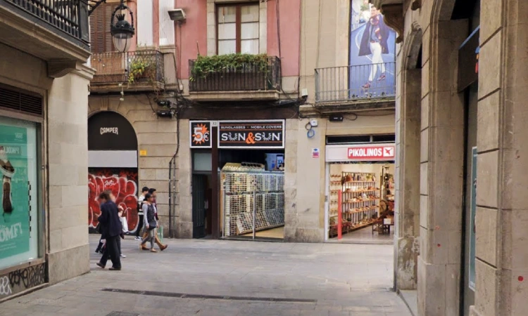 Fre a les botigues cannàbiques, d'accessoris de mòbil i salons de manicura al districte de Ciutat Vella de Barcelona
