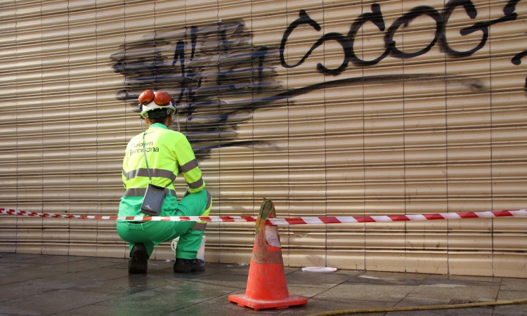 Orinar al carrer, consumir-hi alcohol i fer-hi grafitis, les actituds que més molesten els veïns de Barcelona