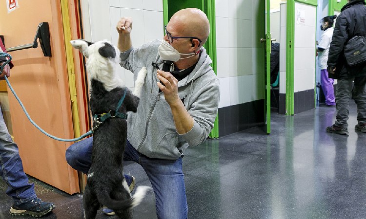 Giorgio Ossola amb un gos