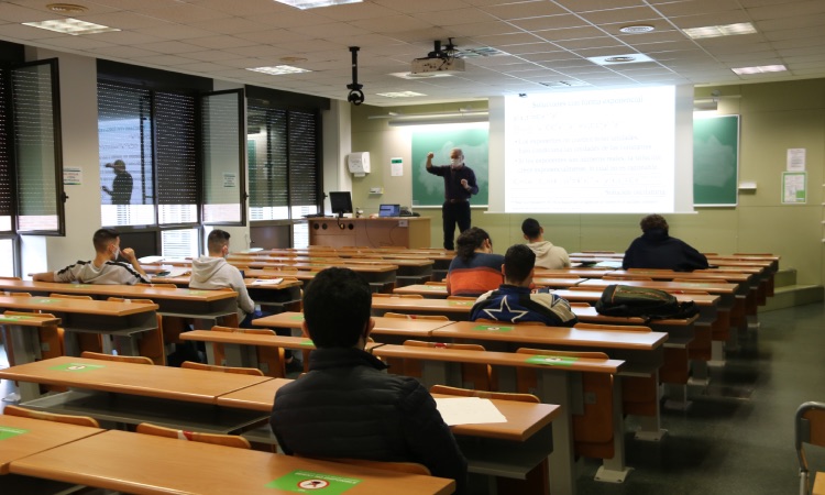 Classe presencial a l'Escola d'Enginyeria de la Universitat Autònoma de Barcelona