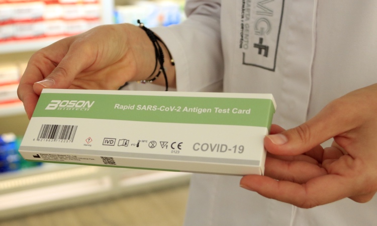 Una farmacèutica mostra un test d'antígens de Covid