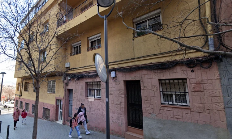 Desallotgen una seixantena de veïns de dos edificis de Santa Coloma per l'aparició d'esquerdes
