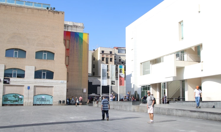 Entre l’ampliació del MACBA, trencar el "monopoli" skater i les queixes veïnals: el cas de la plaça dels Àngels de Barcelona
