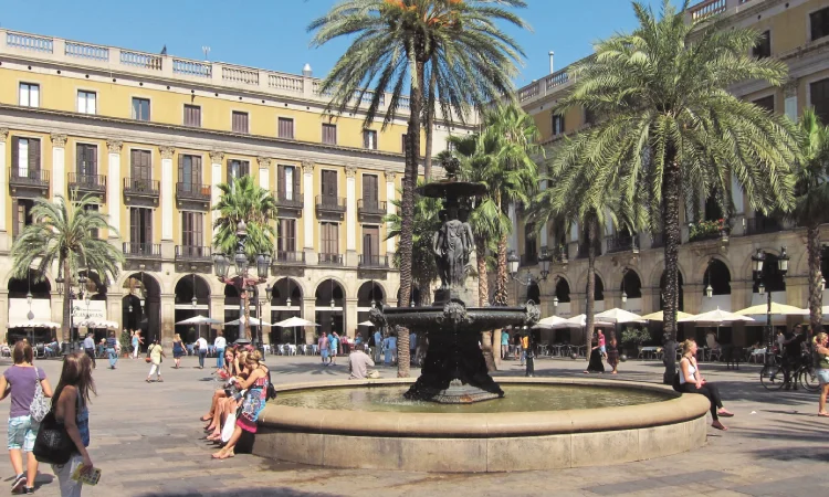 Pla per rehabilitar les façanes de la plaça Reial de Barcelona perquè recuperin l’esperit original