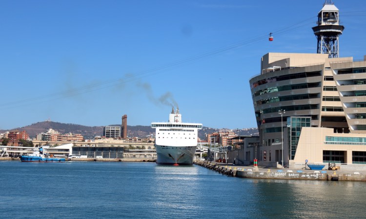 El Port de Barcelona aprova la norma que ha de reduir la contaminació dels vaixells