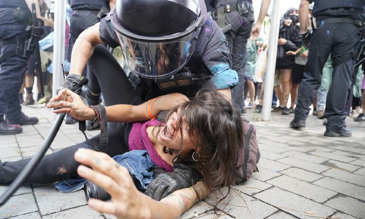 manifestant i policia