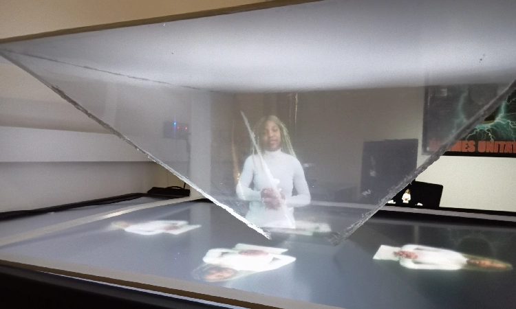 Detall d'un holograma d'una alumna al Museu
