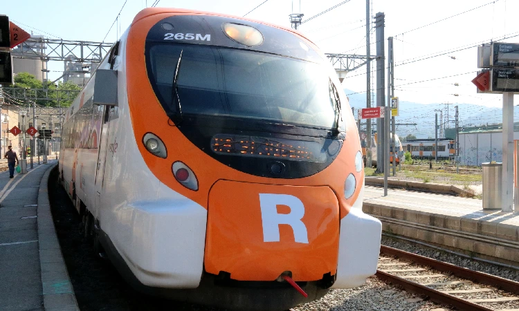 tren renfe a l'estació de montcada