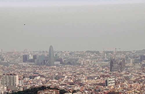 Una imatge de la ciutat durant un episodi alt de contaminació. Foto: Alfons Puertas (Observatori Fabra)