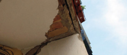 Cau una balconada d’un  edifici afectat per aluminosi