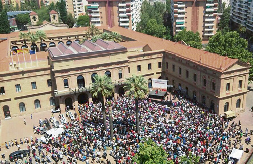 Imatge de la plaça Major durant el míting d'Iglesias i Colau. Foto: @adacolau