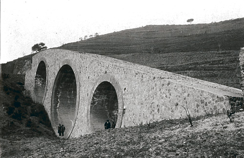 Una imatge antiga del Pont dels Tres Ulls. Foto: Ajuntament