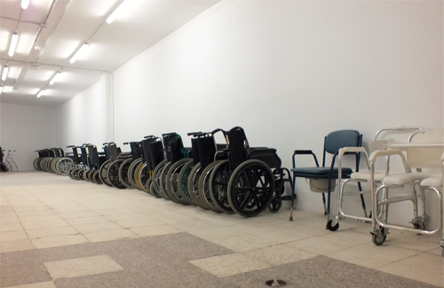 Les cadires de rodes i els llits ortopèdics formen part del material del banc. Foto: ASENDI