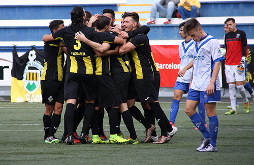 L'equip fa pinya i celebra el gol de Montoro. Foto: Sònia Pérez / CEE