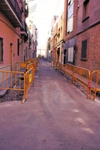 El carrer Sant Mateu s’assimila a tot el barri limitant el trànsit