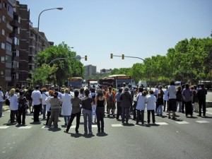 Empleats i usuaris del CAP de Sant Andreu tallen la Meridiana