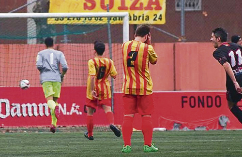 La defensa es lamenta després del primer gol gris-i-grana. Foto: UESA