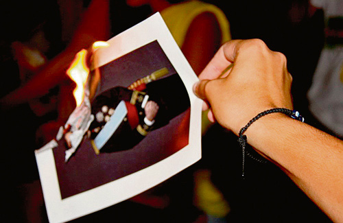 Desenes de persones van cremar fotos del rei l’11 de setembre. Foto: CUP