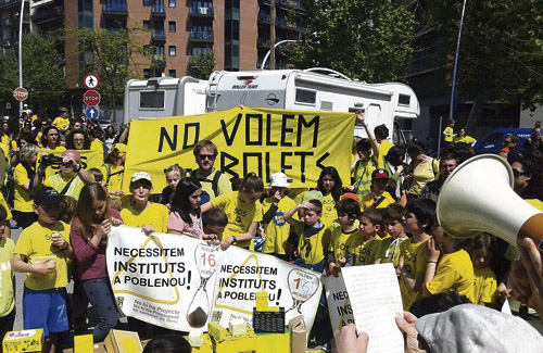 Els manifestants van exigir els dos nous instituts per guanyar noves places de secundària. Foto: Educació Poblenou