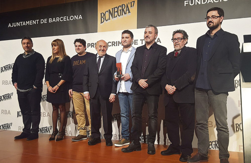 Moreno, al mig, vestit de clar i amb el premi a la mà. Foto: Twitter (@bcnegra)