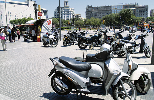 Les motos representen el 30% del parc mòbil de la ciutat i es fan servir en el 34% dels desplaçaments. Foto: Arxiu