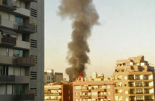  Imatge de la columna de fum provocada pel foc. Foto: Twitter (@frutuiter)