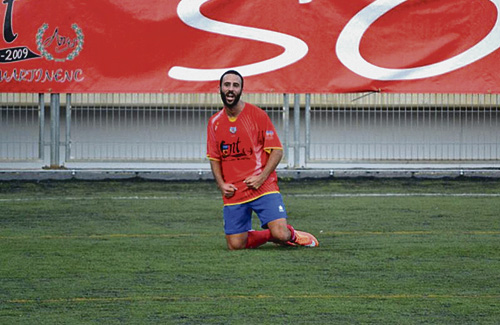 Arranz celebrant un gol amb el Martinenc. Foto: Dani Facón / Martinenc