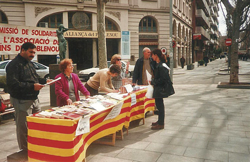 La Lola (jersei fúcsia), en un acte solidari l’any 2001. Foto: Districte