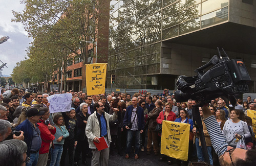 Imatge d’un moment de la protesta contra l’alberg. Foto: Twitter (@ERCbcn)