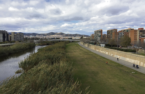 El projecte vol convertir la frontera que suposa el riu en un eix vertebrador i pol d’atracció. Foto: Districte