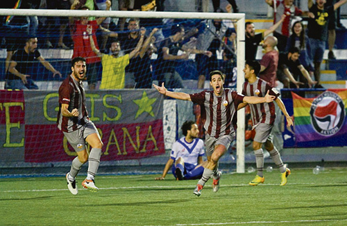 L’equip celebra el gol de l’empat. Foto: Àngel Garreta / CEE