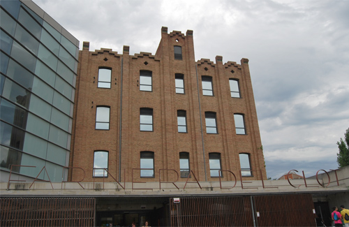 Una imatge de la façana del centre. Foto: Línia Sant Martí