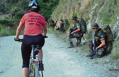 Els ciclistes sovint es creuen amb els soldats. Foto: MTOURBIKE