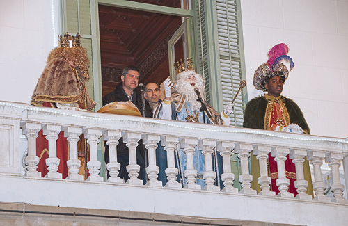 Els Reis Mags, al balcó de la seu del Districte el passat 5 de gener. Foto: Districte