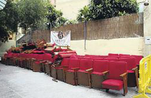 El teatre regala les velles butaques als veïns. Foto: Teatre de Sarrià