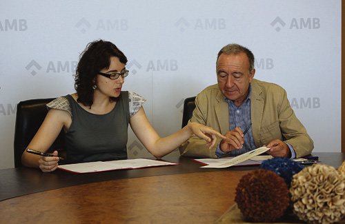 Mercedes Vidal i Antoni Poveda durant la firma del conveni. Foto: AMB