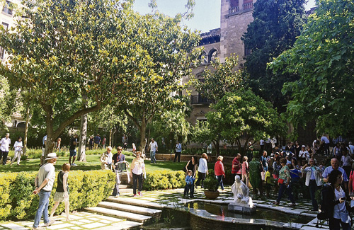 El jardí de la finca es va omplir de gent el passat diumenge 5. Foto: Ajuntament