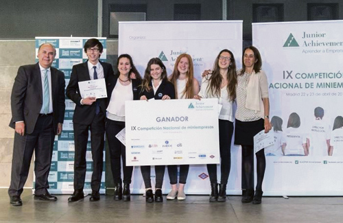 El grup d’alumnes guanyadors, amb el premi. Foto: HKStrategies