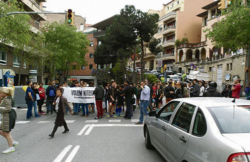 Durant la concentració es va tallar la carretera que va a Sant Cugat. Foto: AJV