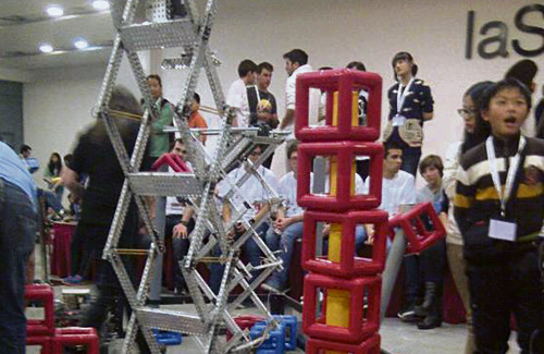 Durant el concurs els robots havien d’aixecar estructures. Foto: VEX Robotics 