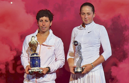 Suárez, amb la copa de guanyadora. Foto: WTA