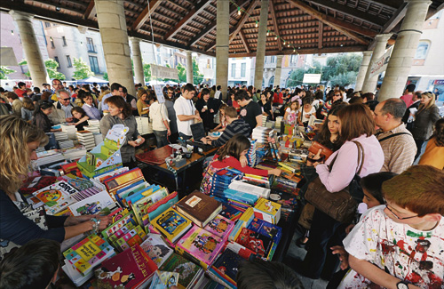 Parades de llibres a la plaça de la Porxada de Granollers. Foto: Ajuntament