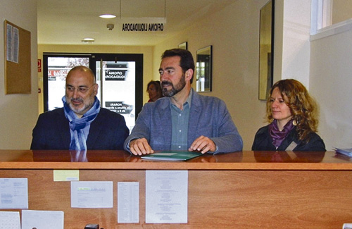 El president David Ricart i els dos consellers presentant la documentació acreditativa. Foto: CCVO