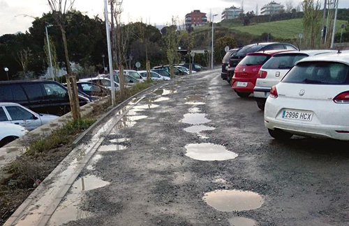 Una de les zones de l’aparcament amb sots i tolls. Foto: A.E.